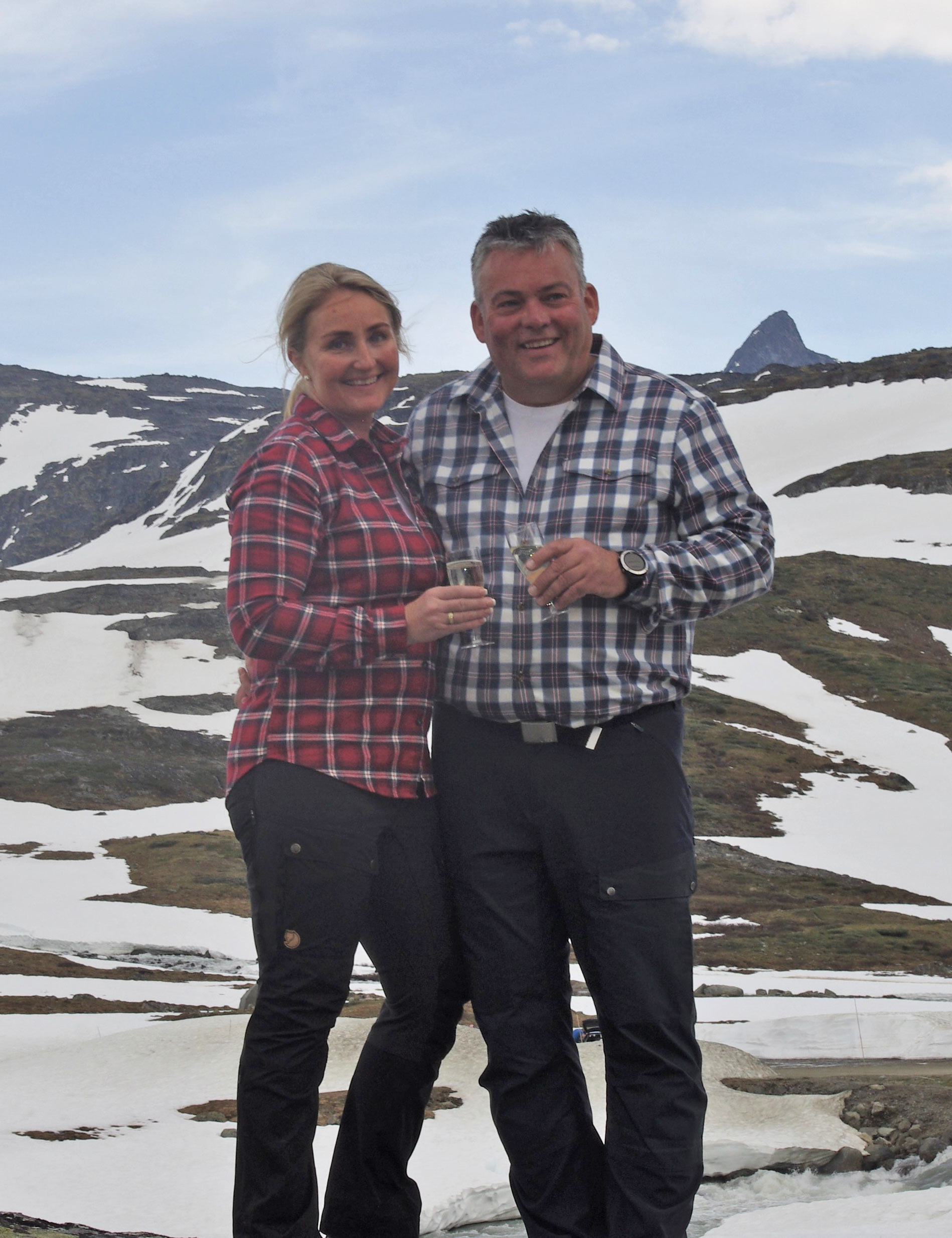 Lene og Bjarne ved Krossbu turisthytte