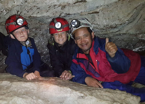 På guidet tur i Dumdalsgrottene