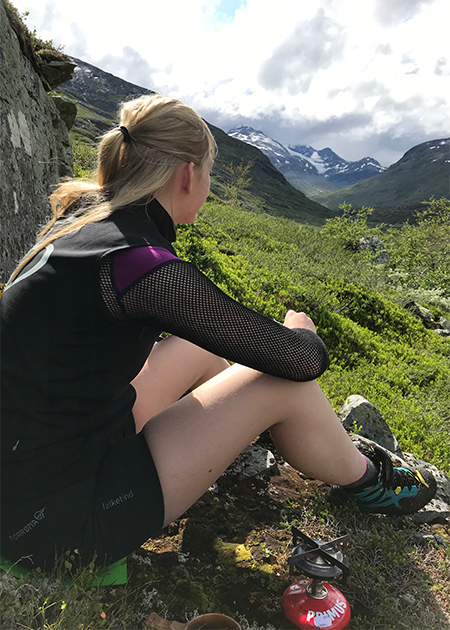 En pust i bakken før turen videre til neste hytte.