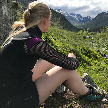 En pust i bakken før turen videre til neste hytte.